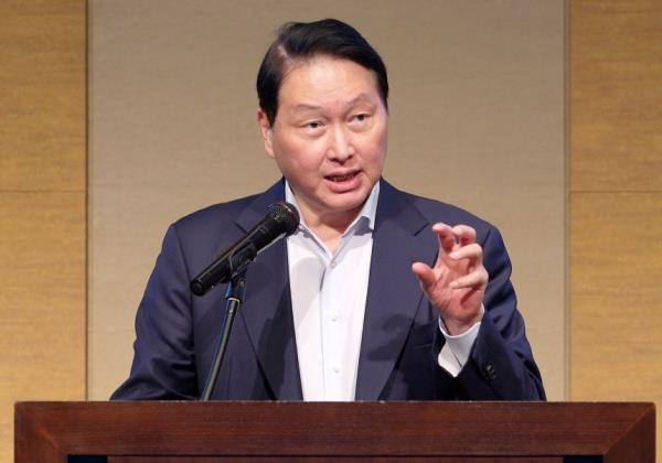 韩媒：SK 集团会长崔泰源：正在考虑日本等半导体工厂投资…即将公布

SK集团会长崔泰源正在日本访问，关于在日本宫城县设立半导体合资工厂的可能性等，他表示：“正在持续考虑。”

据财界称，韩日商工会议所会长团会议8月31日在日本仙台举行，崔泰源在现场表示：“（在日本新建半导体生产工厂等）还在考虑”，