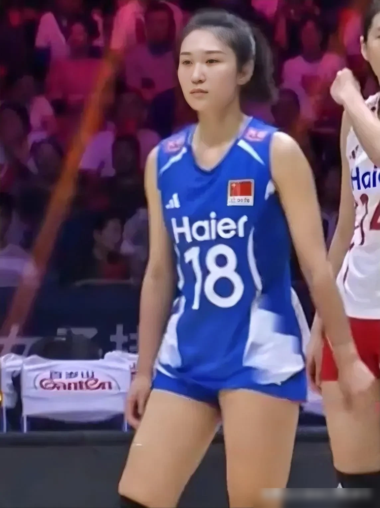 龚翔宇只拿1分，中国女排照样3-0横扫菲律宾。第三局25-8，板凳席上坐着的是里约周期的最后一位冠军成员。
唐欣25扣16中，庄宇珊27扣15中。两个名字很多人第一次听。吴梦洁18扣5中，数据难看，赵勇没换她下来。场上六个人，五个是95后，二传张籽萱拦网拿了2分。
第二局20平那会儿，菲律宾队眼