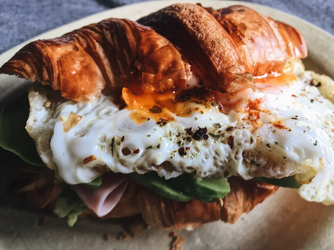 周五☀️｜酥脆的【可颂sandwich】🥐