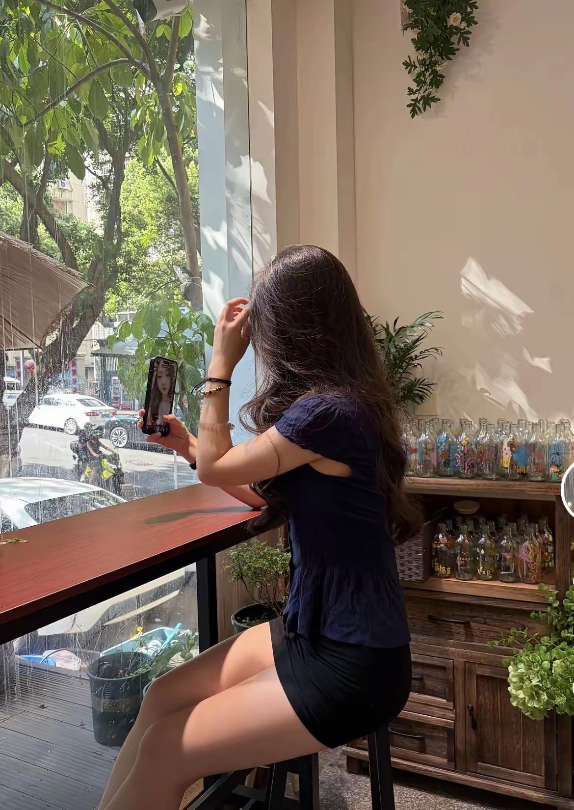 女友除了喜欢自拍就喜欢做饭，不知道出去上班挣钱。咋办呢？