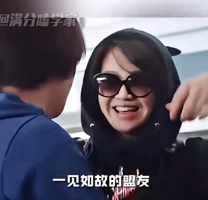 《花儿与少年2》，被网友戏称为“内娱第五大名著”的真人秀中，毛阿敏对许晴称呼的断崖式变化，堪称人际关系的“晴雨表”。这一细节不仅记录了两人从亲密无间到彻底决裂的全过程，更折射出成年人社交中那些无法言说的微妙与残酷。
 
 
在著名的“鸿门宴”上，许晴那个“上一季的人都正常”的核弹一扔，全场空气直接凝