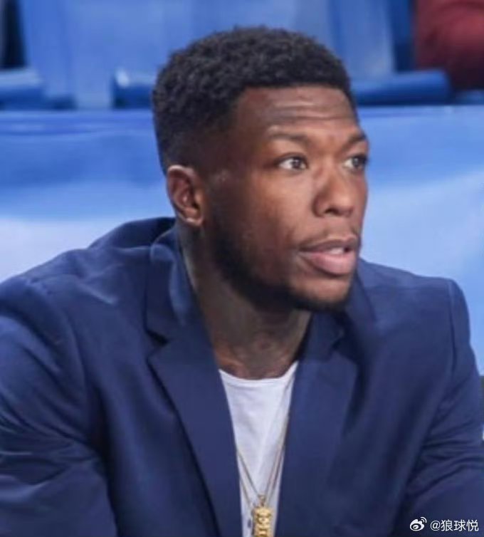 内特罗宾逊谈詹姆斯：

“我05年进的NBA。”

“比勒布朗还要晚2年。”

“但是。”

“我现在已经离开NBA有10年时间了。”

“勒布朗还在联盟打球。”

“而且。”

“他依旧是最好的那批球员之一。”

“我必须给予勒布朗最大的敬意。”

“你可以看到。”

“休赛期最热门的球员是谁？”

“就是勒 ​