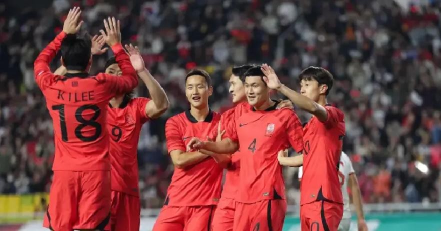 韩国U23男足拿了亚运会金牌。前锋梁民革赛后对着镜头说了一句话，他说奖杯和金牌本身并不重要，他们只是为了免除兵役在比赛。这支23人的队伍，20人拿到免兵役资格。（来源：腾讯新闻2026年10月4日）
梁民革的原话是这样的：“我们真正得到的报酬是免除兵役，我们只是为了免除兵役在比赛。说实话，奖杯和金牌