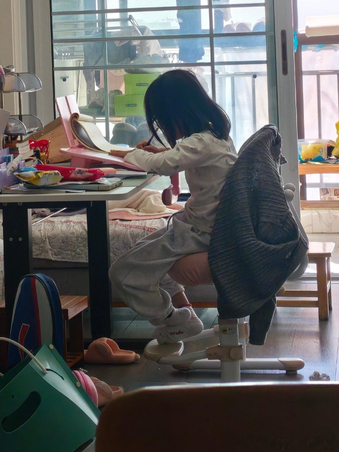 起来不吃不喝先写字

我说能不能先吃饭，回我，不能！

小孩姐现在强的可怕[流汗] ​