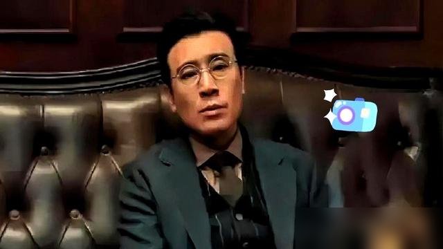 李雪健夸于和伟，就夸了一件事：坟前唱歌。
《万古碑》里那角色，坏得明明白白，还非得给自己找补。于和伟不演“坏”，演的是“明知故犯”。一边唱一边心虚，脸上全是“我知道不对但我停不下来”。李雪健说，这叫分寸感。
现在于和伟在拍《伟大的长征》，演毛泽东。上一部《惊变》里，他演钱壮飞，搭档富大龙、辛柏青