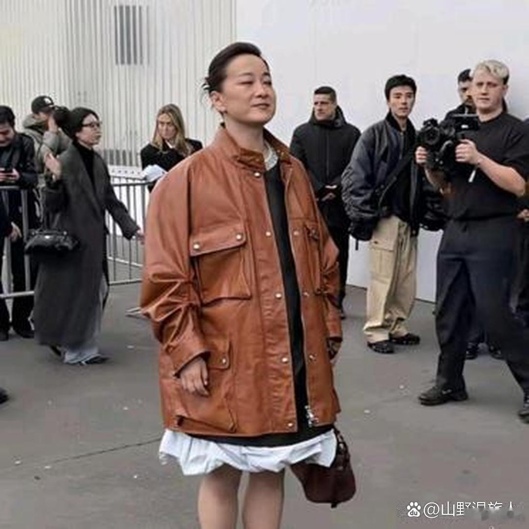 我天！这还是贾玲吗？
亮相米兰时装周的她，气质直接焕然一新，整个人高级又惊艳，完全判若两人！ ​
