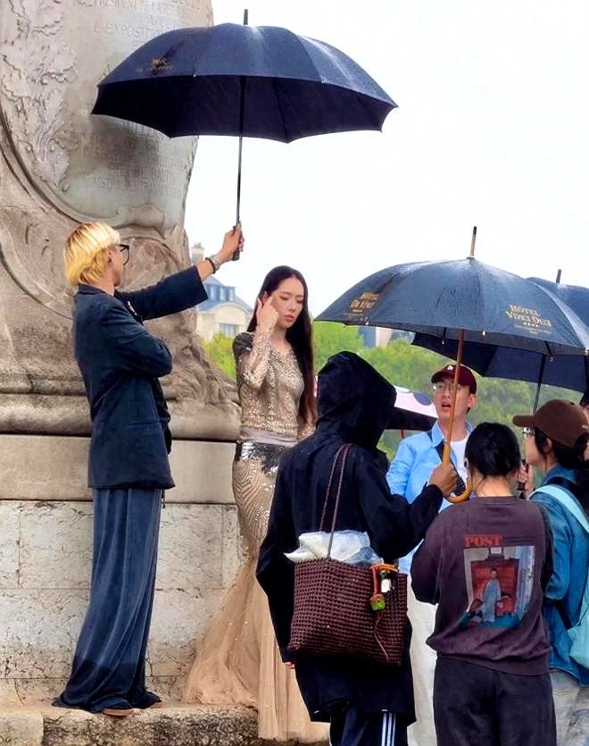 都说女星产后复工难，郭碧婷在塞纳河淋着雨拍大片，状态直接拉满。

网友偶遇的镜头里，她全程在雨中作业。原本以为当妈后极少露面，业务会生疏，结果人家温婉大气的气场跟以前根本没变化。

这两年她把重心全放在家庭，几乎从媒体前消失。

现在突然切回工作模式，这无缝衔接的松弛感也是没谁了。既能安稳顾家，又能