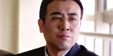 荧幕硬汉于和伟曾在访谈中直言，母亲生前重男轻女，总对大姐恶语相向。可等到他成名赚了大钱后，转头却做出了一个让所有人都大跌眼镜的决定，直接改变了大姐的下半生。
 
（信息来源：《鲁豫有约》）
 
在如今的影视圈里，于和伟三个字几乎成了演技和质量的代名词。
 
从《觉醒年代》里慷慨激昂的陈独秀，到各大热