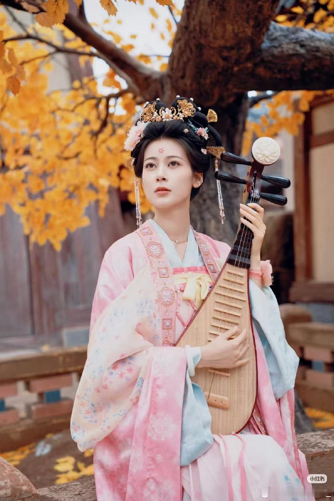 #颜安赵昭仪十指相扣#

啊啊啊，颜安你这个样子很难不让人怀疑啊
场景一，赵昭仪脱外套，颜安就穿一件也跟着脱
场景二，颜安和赵昭仪坐跳楼机直接十指紧扣[笑而不语]
难道我的cp是真的[doge] ​