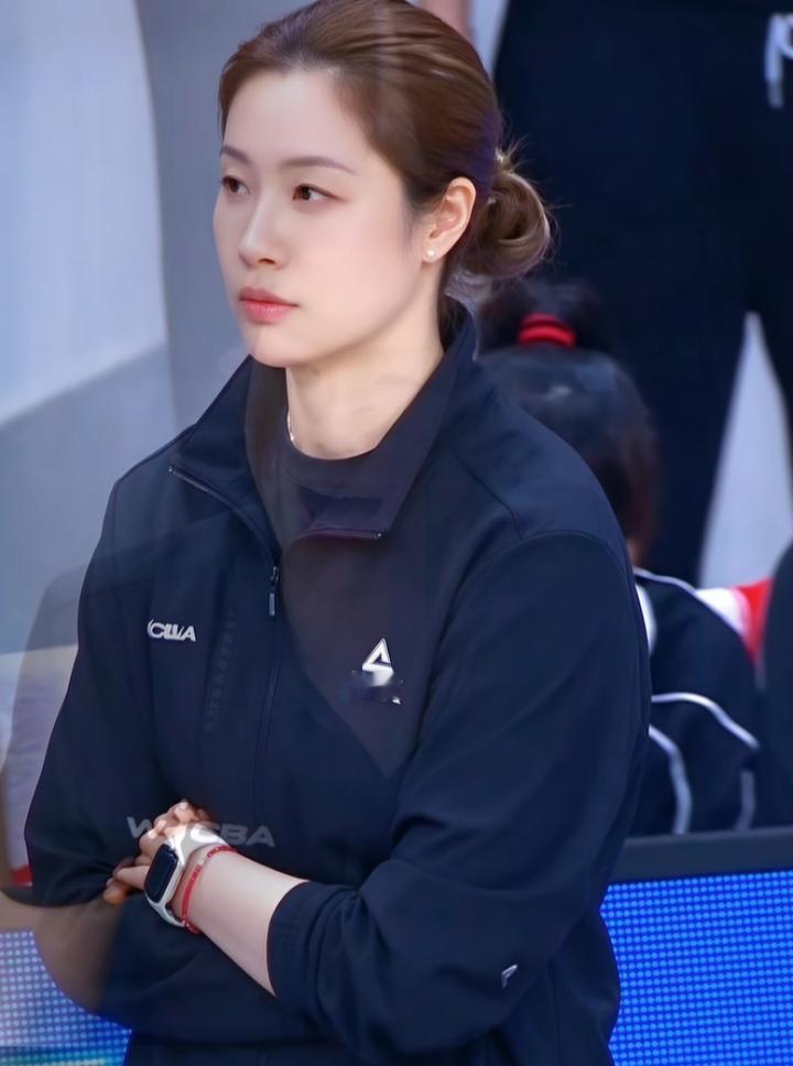 中国女篮未来的主教练还真有可能是陈晓佳，原因只有一个，那就是民意难违。
不知道大家发现没有，现在全网呼吁陈晓佳任中国女篮主教练，看来陈晓佳的个人魅力打动了太多人。
实话实说，陈晓佳虽然没有很深的阅历，做教练的经历也不是太长，但是从她短暂的执教生涯，似乎充分显示了她的执教才能，无论是管理调教球员，还是