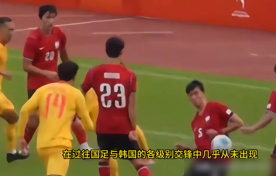 球打到手臂上，张玉宁直接炸了，扭头冲着裁判吼：为什么不看VAR？裁判没理，哨子跟焊死了一样。第90分钟，中国队1比2落后，禁区内这脚射门被挡出，慢镜头清清楚楚打在防守球员手臂上。主裁判不吹，VAR也装死，连个回看都没有。韩国队员低着头赶紧把球踢走，生怕多停一秒。张玉宁赛后还补了一句：我不理解为什么不