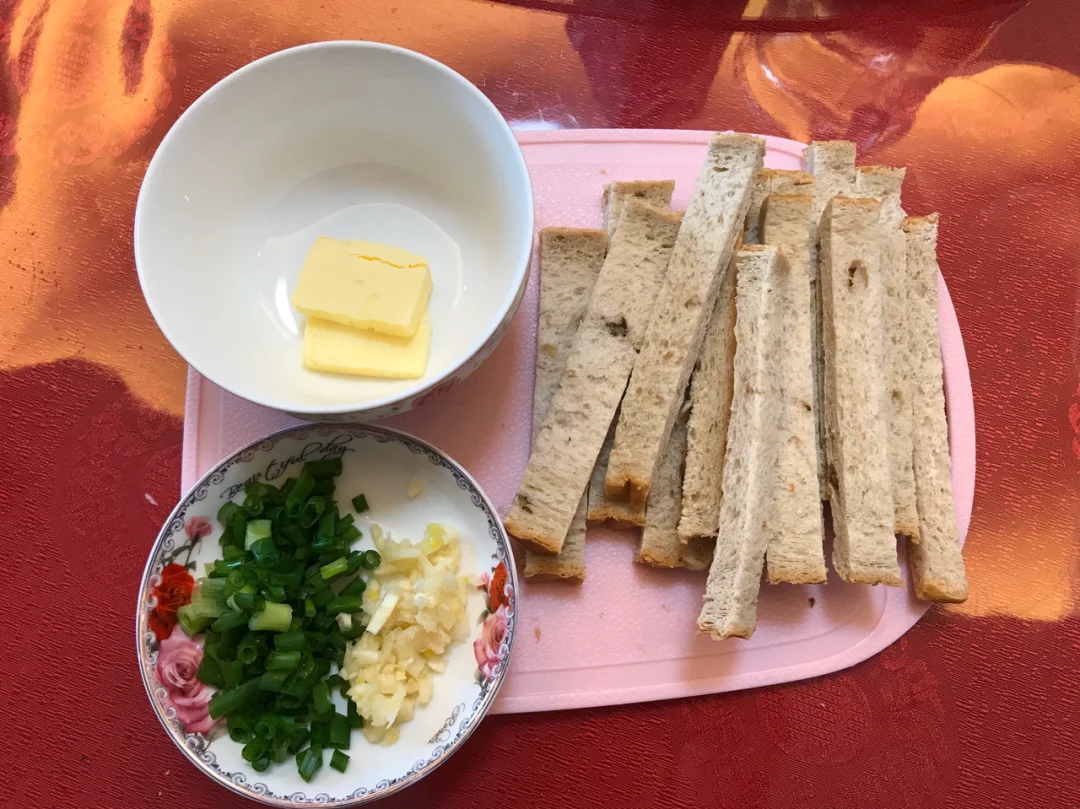 葱香蒜末吐司条🍞