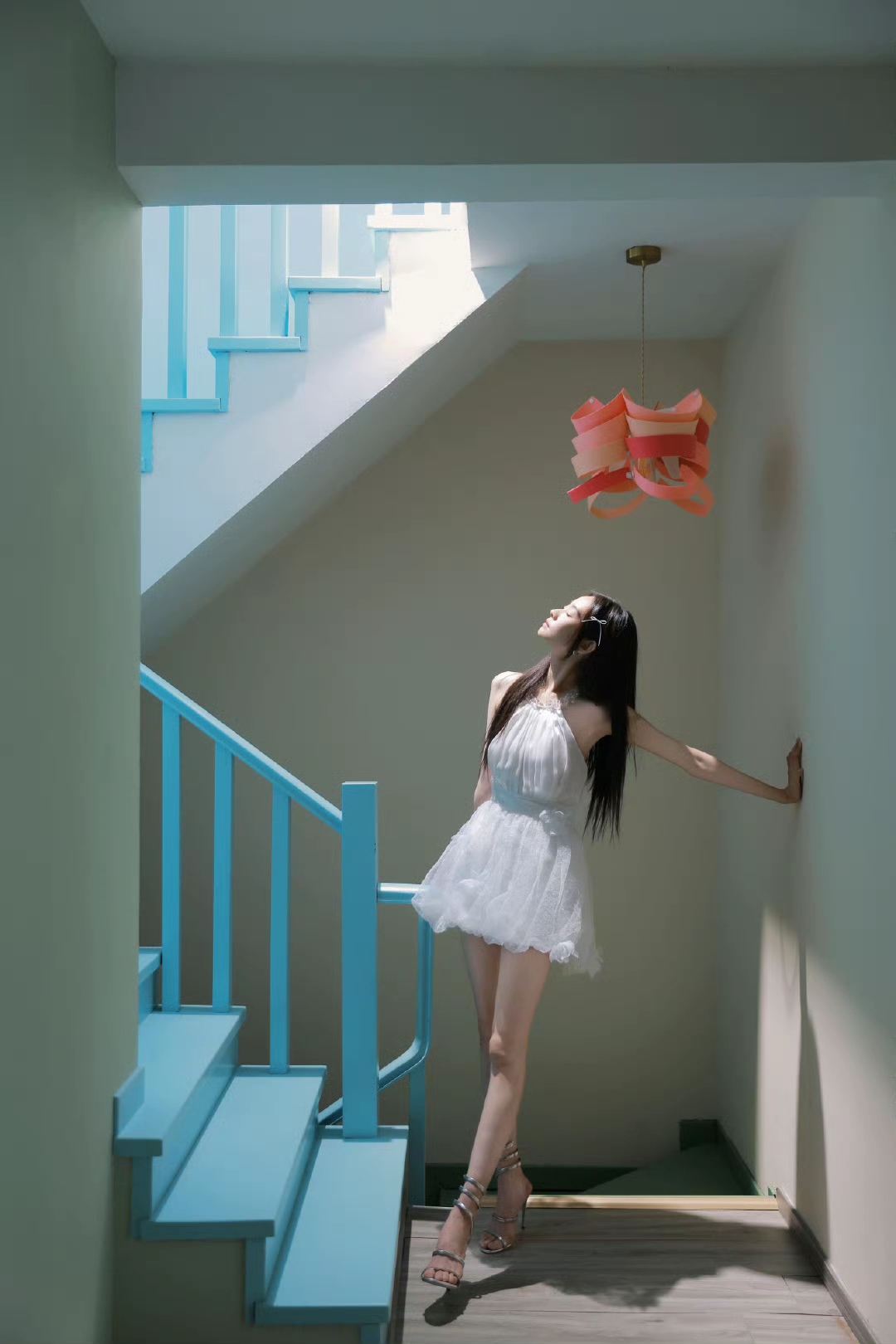 张艺凡这“易碎感纯欲杀”，把少女柔媚焊在镜头里   最近刷到张艺凡的新...