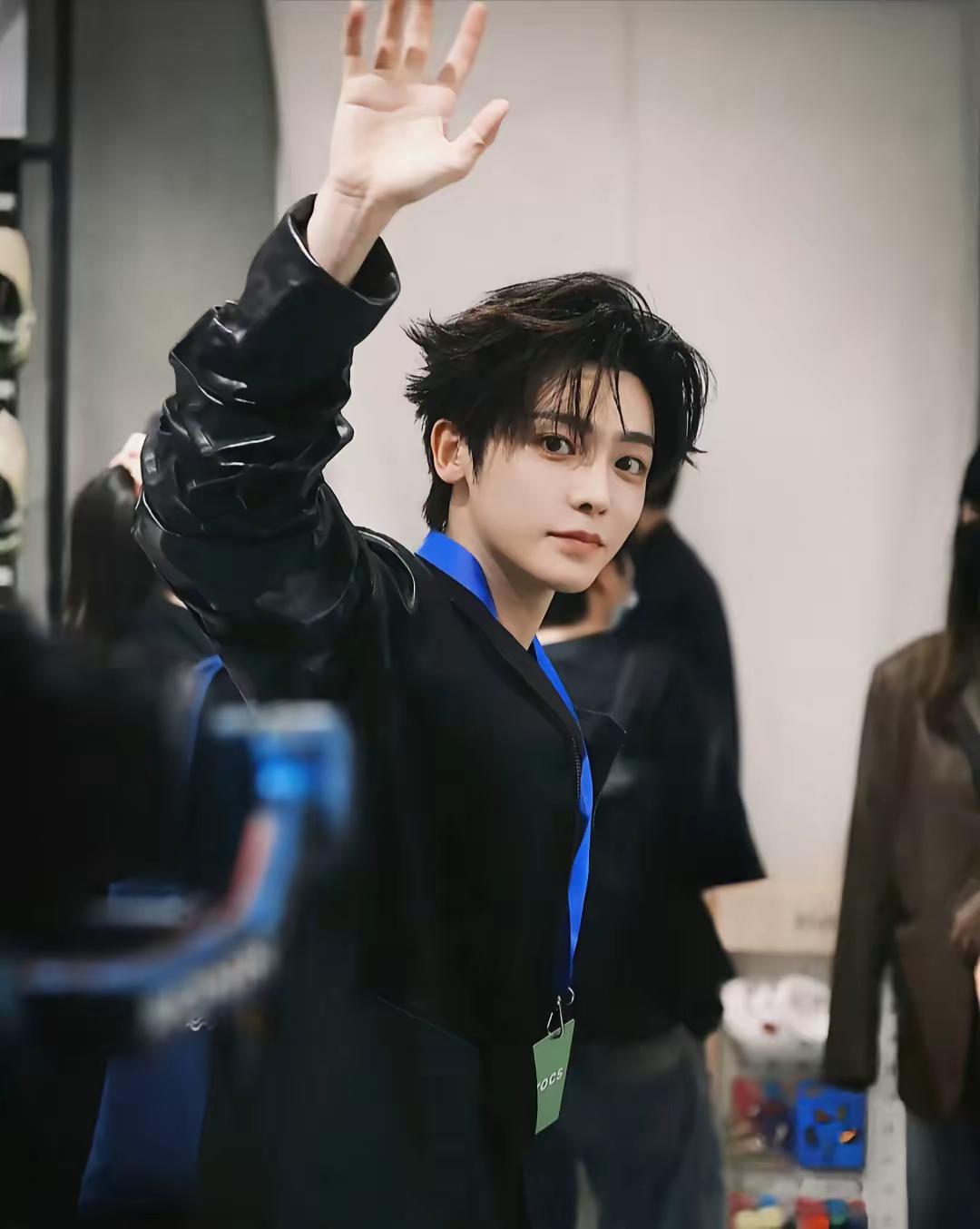 侯明昊。我乃军人世家子弟，承三代从军家风，一身镌刻先辈家国情怀。16岁只身辞别故土，奔赴逐梦之路，于数万竞争者中突围，远赴异国成为练习生，在日复一日的排练中沉淀，熬过无人问津的蛰伏岁月。从荧幕新人不断历练蜕变，出演《人不彪悍枉少年》《护心》《异人之下》《少年白马醉春风》等影视作品，塑造众多经典荧幕形