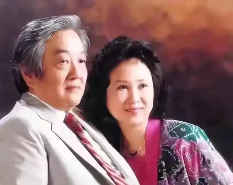 平鑫涛晚年跟老友闲聊时，轻描淡写地甩出过一句话：“琼瑶这辈子，我已经对她够好了”

听着像是一句随口的感慨，其实更像是一种到了人生最后阶段的底气

你别以为这只是男人的自我标榜，翻开这两人的大半生，他还真有资格说这话

当年要不是他在堆积如山的来稿里，慧眼识珠挑中了那个厚厚的本子，哪有后来红透半边天