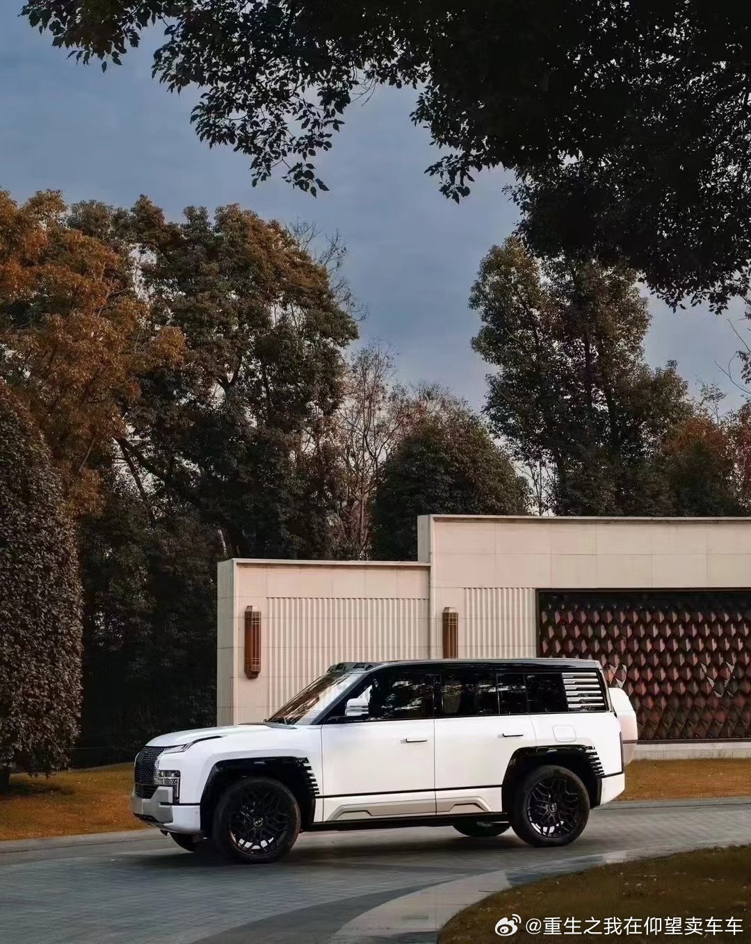 秋染庭院，锋芒自现🍂
仰望U8，把硬核实力融进东方雅致意境
动静之间，自有格局
 
#仰望u8# ​