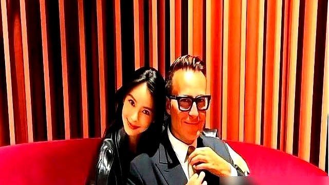 杨颖跟爱马仕总监搂着合影，旁边还带着小海绵。

发照片的是总监Michael Coste自己，配文写着“欢迎回到巴黎”。这个在爱马仕干了三十多年的高层，手里攥着全球顶级VIP名单。能让他主动发合照、甚至带上孩子私下聚会的，早就不是去秀场借衣服的交情了。

前脚刚发完地球日中国大使宣传片，转头去巴黎聚
