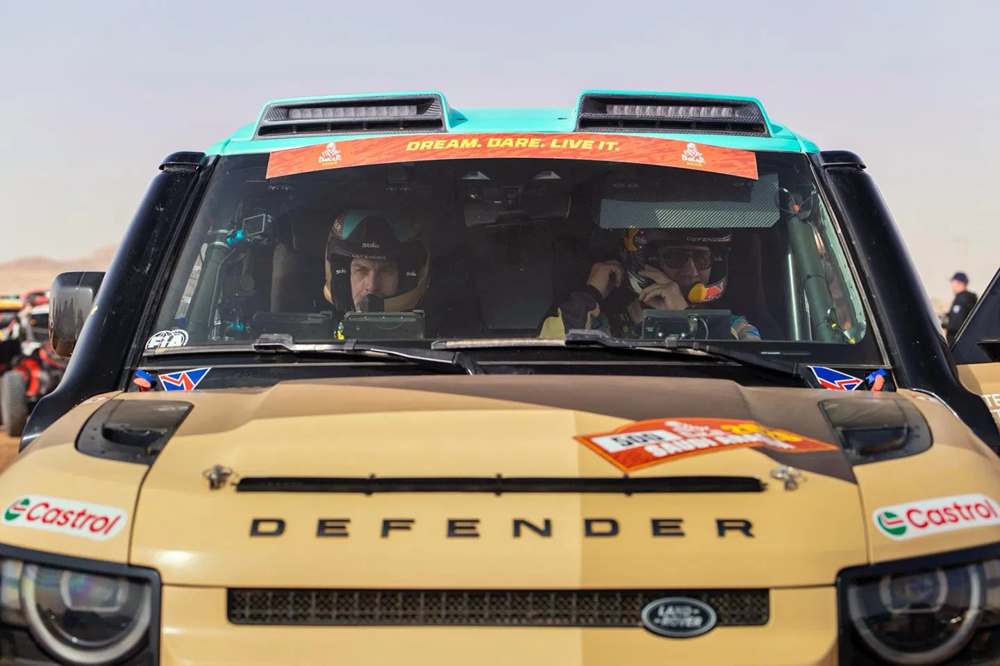 路虎正在打造一款限量版、可合法上路的V8 Defender Dakar车型。年初，在2026年达喀尔拉力赛新增的“量产组”中，卫士Dakar D7X-R赛车（图4-6）包揽了第一、第二和第四名。 ​