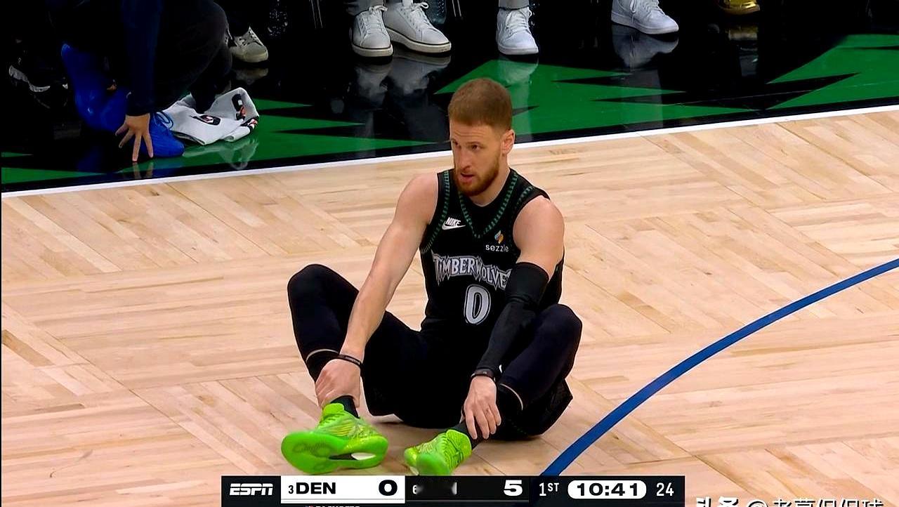 这消息像晴天霹雳：在今日森林狼主场对阵掘金的季后赛首轮G4首节初段，迪...