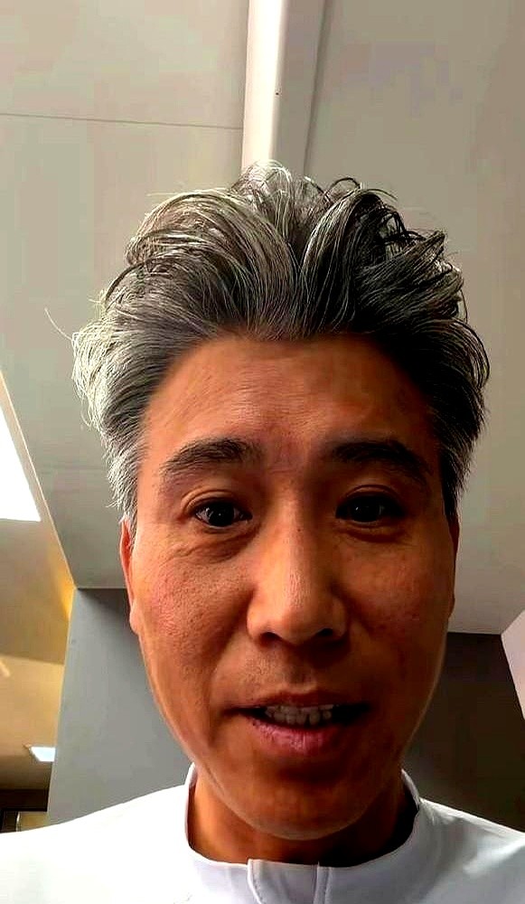 陈赫为了请个人，居然干出绕开经纪人直接组酒局的事。

李乃文在《五哈》里彻底卸了底妆。镜头前死磕游戏规则，动作笨拙，嘴瓢闹笑话，完全没个老戏骨的架子，反倒意外火出了圈。

谁能想到，这老哥一开始死活不松口，怕上综艺砸了演戏的饭碗。陈赫没辙，攒了个局，几杯酒下肚，硬是把人给拽来了。

有时候，人就得把