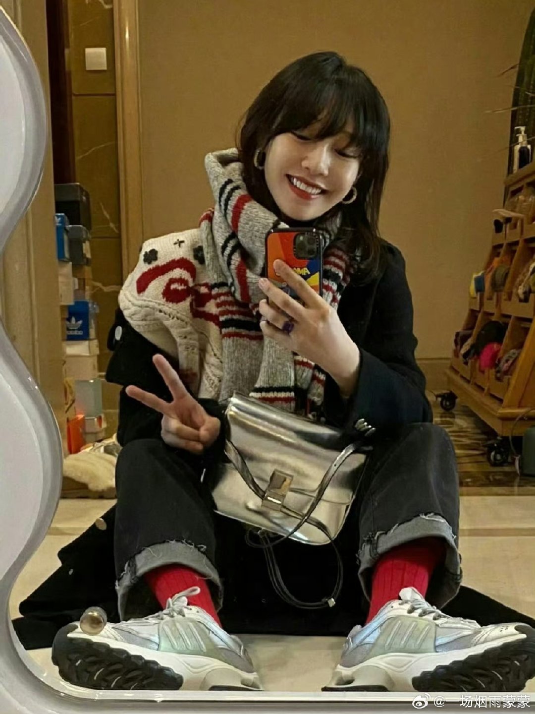 #白百何衣品#白百何的秋冬穿搭公式真的好用！低饱和大地色+巧妙叠穿，小配饰一搭，复古氛围感直接拉满 ​