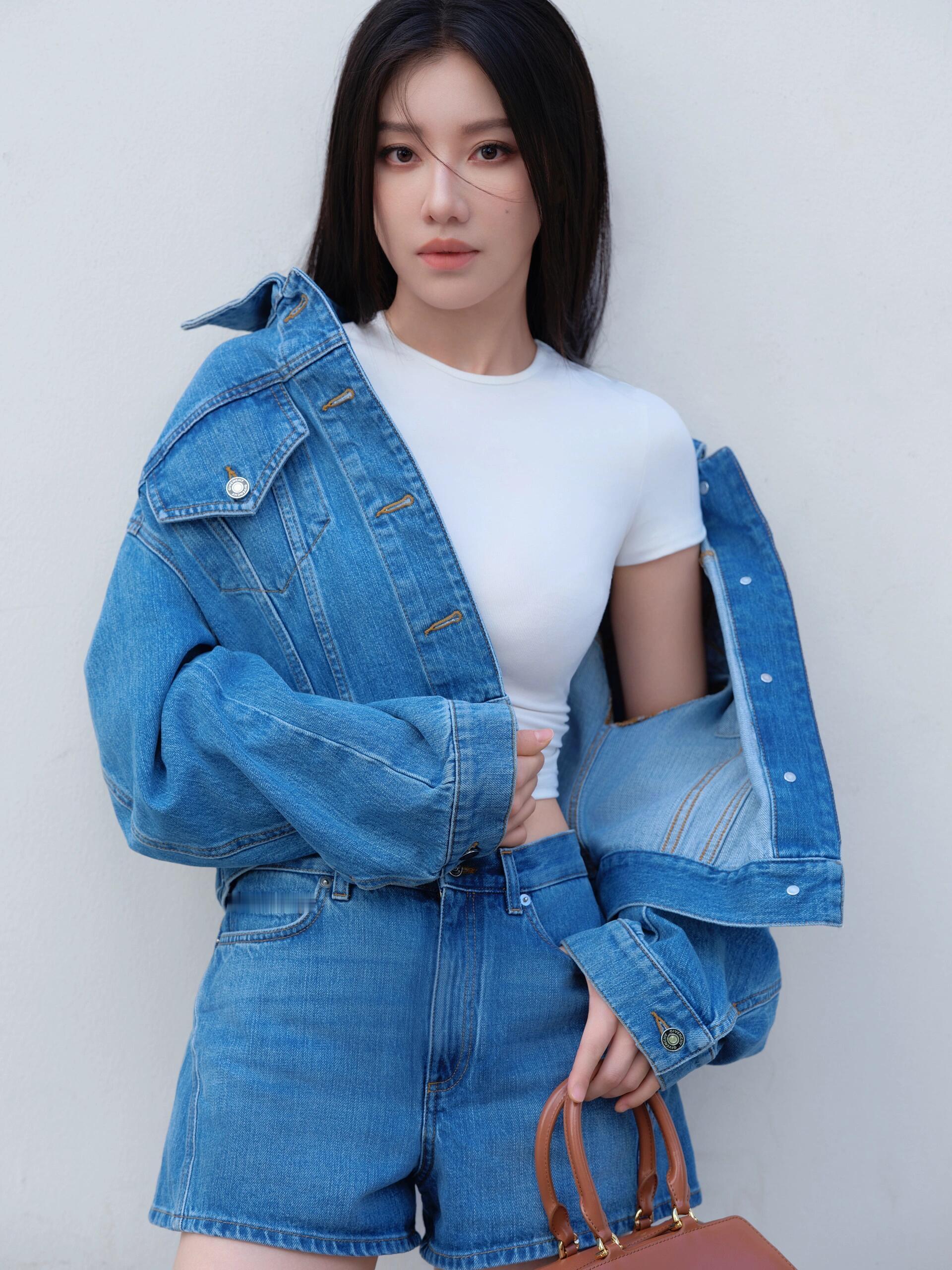 王鹤润姐姐牛仔套装超短裙.搭配平底鞋展现无瑕细美腿