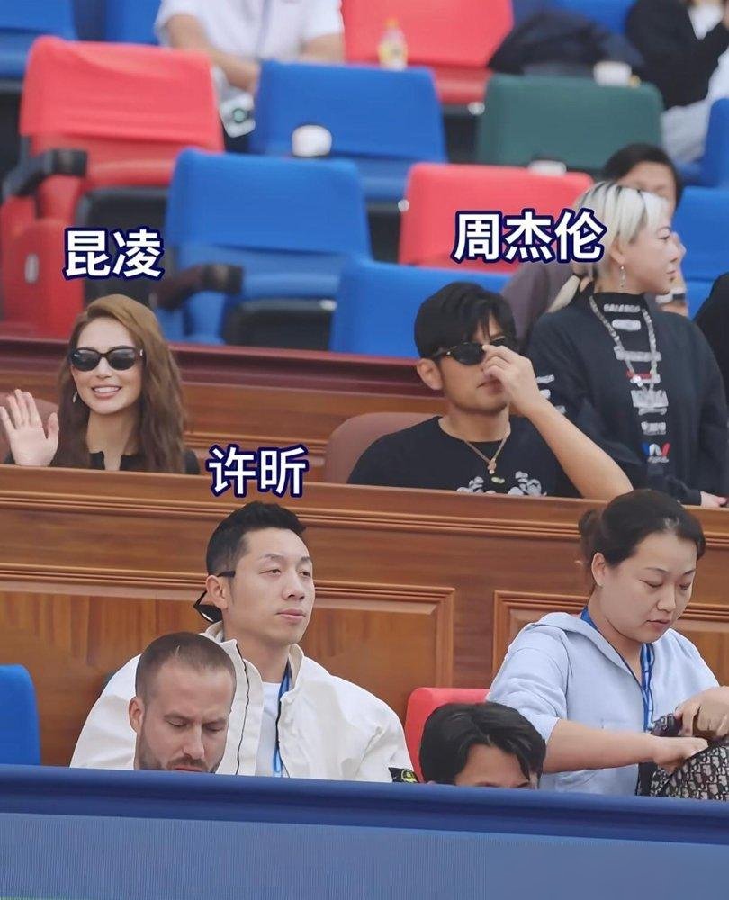 周杰伦昆凌跟许昕坐一块看球，愣是坐出了被告席的效果。
三人并排，腰板笔直，手放膝盖，表情严肃。网友截图一配文：开庭了，周董是证人，昆凌是律师，许昕是法警。
笑归笑，许昕是国乒喜剧人，周杰伦是华语乐坛天花板，这俩人凑一桌，画风居然毫无违和。
周杰伦最近也没闲着，青岛连唱三天，墨尔本街头随手一弹《