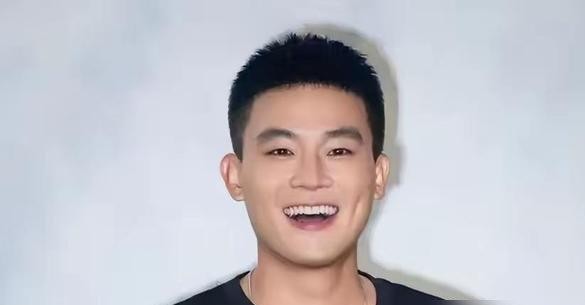 在如今的90后男演员里，欧豪大概是最让大伙儿感到憋屈的那一个。
作品扔出来一部成一部，热度跟口碑几乎没掉过链子，偏偏到了各大主流颁奖季，名单扒拉到底都看不见他的名字。
大伙儿总开玩笑说他演戏“糙”，可恰恰就是那股糙劲儿，把《风吹半夏》里敢拼命的童骁骑演活了；再往前看《胆小鬼》里的秦理，骨子里的绝