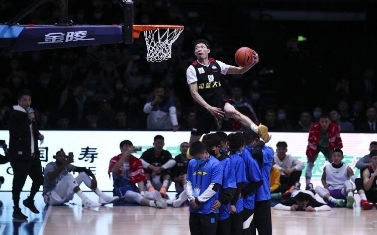 陈登星今天拿下DUNKMAN世界扣篮锦标赛亚军，我却突然替这个四十岁的老将觉得有点可惜。因为这一刻，很多人可能才真正意识到，当年那个在CBA扣篮大赛里输掉冠军的陈登星，到底有多强。

2021年，陈登星和张镇麟在CBA扣篮大赛决赛正面对决。最后的结果是多少？99比98。陈登星只输了1分。当时如果你只看结 ​