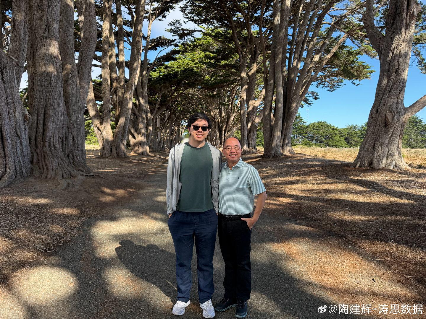 周末与石头开车到旧金山北的Point Reyes National Seashore, 风景不错，而且一路听他讲机器人，讲物理AI，讲仿真数据，开心[微笑] ​