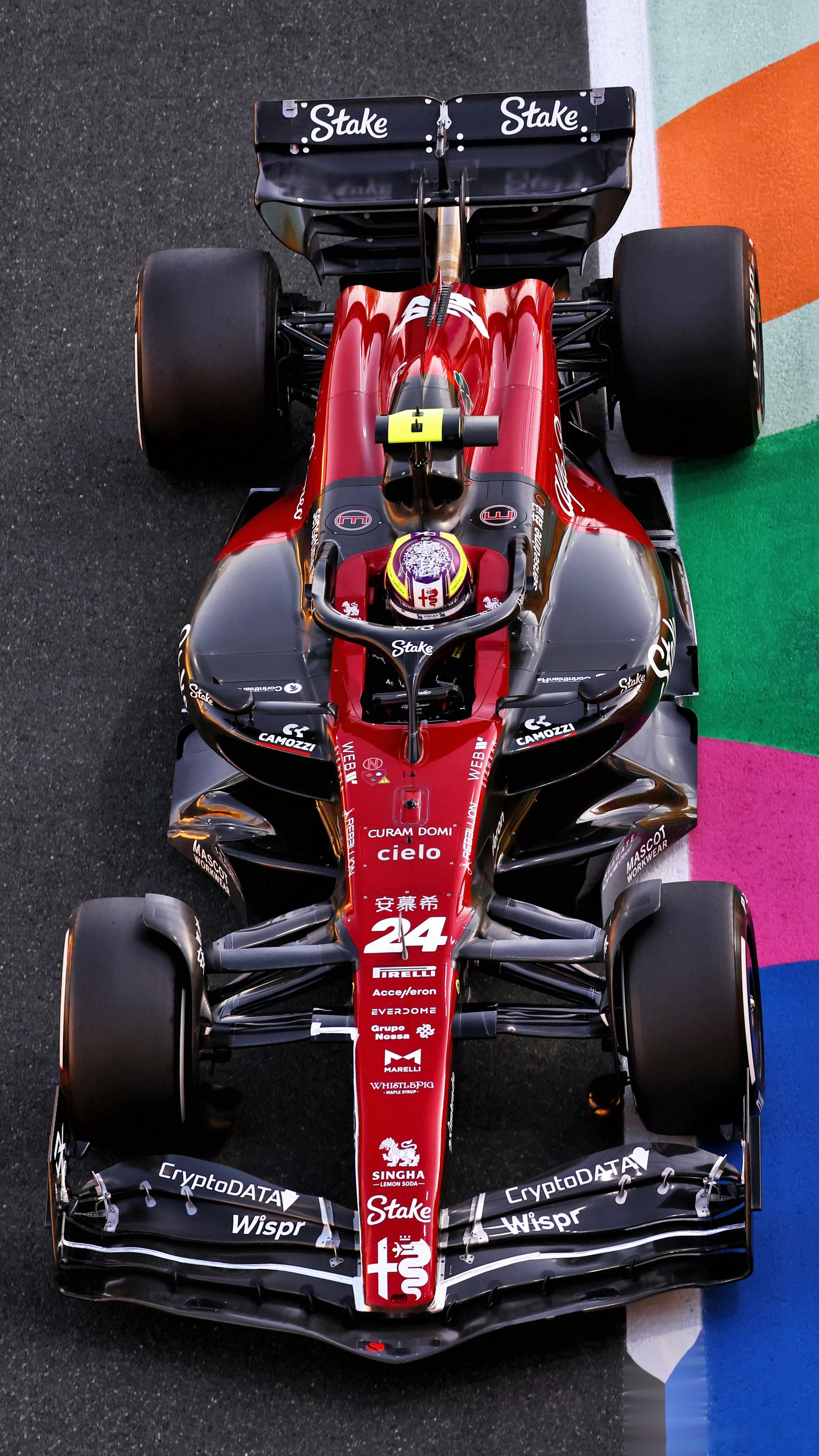 2026 F1 新规解析｜赛车、动力、排位全更新
2026 赛季 F1 迎来史诗级规则更新。赛车尺寸缩小、重量降低，转向更敏捷。取消 DRS，由主动可调翼片替代，搭配超车模式，后车靠近即可获得动力加成。动力单元油电各 50%，更加环保。排位赛每节淘汰 6 台车，晋级门槛更高。新规试图改善跟车体验，弱