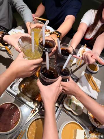 突然安排的宵夜 都说我叫了很多天<br />也是蹭上了这些大学生们的六...