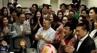 2013年曾志伟的六十大寿，被儿媳张可蕙当众索吻苗侨伟搅成了一场翻车现场。那晚她几杯酒下肚，缠着“三哥”猜拳合照，还主动要了个贴面吻，事后拿着照片四处炫耀，把婆婆都惹得全程黑脸。曾志伟当场发火，她却借着酒劲把积怨全抖了出来。说到底，这场闹剧从来不是一时失态，而是一段早有裂痕的婚姻攒到极点的爆发——奉