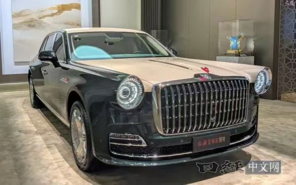 超豪华汽车市场变局：劳斯莱斯光环褪色，红旗强势崛起
 
曾经很长一段时间，提到国内顶级超豪华汽车，很多人第一反应就是劳斯莱斯。2003年正式进入中国之后，它牢牢站稳超豪华市场顶端。但最近几年市场风向悄然转变，来自中国的红旗不断抢占高净值客户，同时积极布局海外，中国超豪华汽车市场的主角正在发生更替。