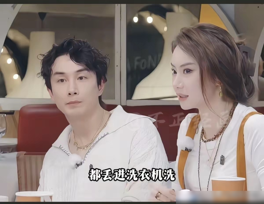 戚薇在节目里直接炸了，李承铉把内裤袜子一块扔洗衣机，她当场说精神上接受不了。
这事搁现场一聊，8个嘉宾里居然5个都是混着洗的。韩庚卢靖姗两口子点头，董力家那位也点头。就戚薇和另外俩人坚持必须分开。
李承铉估计现在还没搞懂，洗衣机不就是洗衣服的，能洗干净不就完了。
但戚薇那句才是重点：内裤对女生