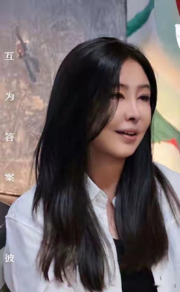 隐退22年，王祖贤首度亲口谈息影真相！
 
9月21日，隐退荧幕22年的王祖贤接受视频访谈，首度公开回应多年来流传的息影传闻，消息迅速登上各大社交平台热搜，勾起大批观众的怀旧情绪。
 
提起王祖贤，很多人脑海里立刻浮现出《倩女幽魂》里清冷脱俗的聂小倩，还有《青蛇》中风情万种的白素贞，在上世纪九十年代