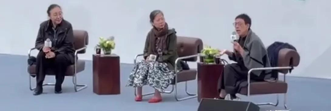 许鞍华亲手给《第一炉香》盖棺定论，但这口锅真不只是马思纯的！
79岁的许鞍华在平遥国际电影展上做了一件华语导演圈几乎没人做过的事——公开检讨自己五年前的作品。她坐在台上，旁边是编剧王安忆和学者戴锦华，主动提起《第一炉香》，说马思纯从戛纳回来36小时没睡，整个人浮肿，她一度没认出来，“里里外外都不符合
