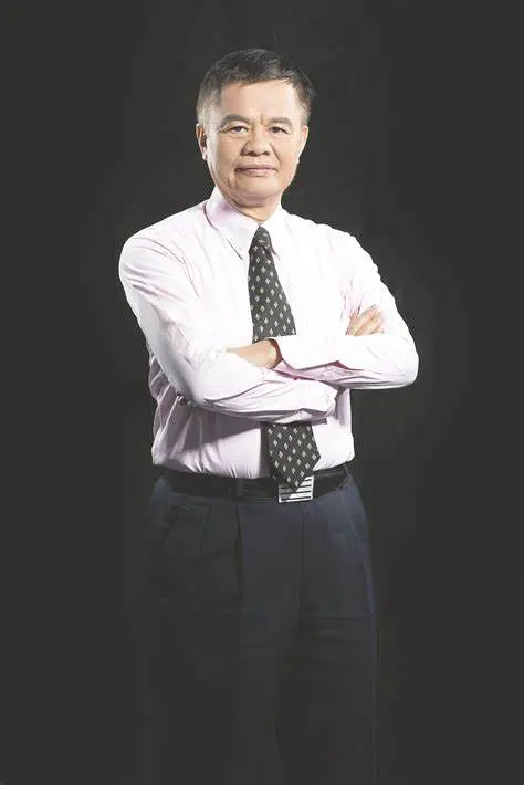 黄宏生，男，1956年11月出生于海南省临高县，毕业于华南理工大学无线电工程系，创维集团有限公司创始人，开沃新能源汽车集团创始人。
 
少年时代经历上山下乡，在海南深山劳作数年，恢复高考后抓住机会考入华南理工大学，和李东生、陈伟荣并称华工家电三剑客，成为日后撑起国内彩电行业的一批关键人物。毕业进入国