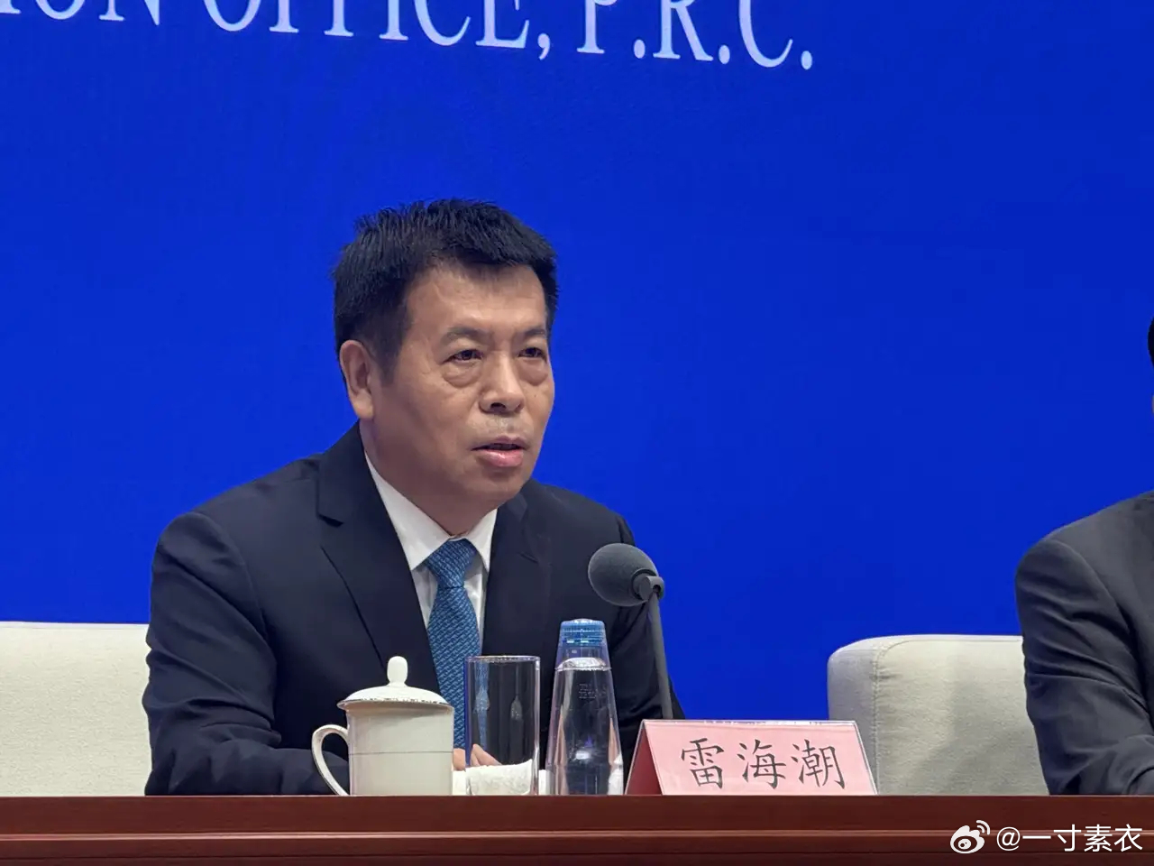 #卫健委称不正确婚育观需引导##卫健委称不正确婚育观需引导#
 
国新办发布会上，国家卫健委提出，要识别并引导抵制社会上部分消极、极端的婚育观念，培育新型婚育文化。不少网友第一时间产生疑问：是否意味着干预个人婚恋选择？其实二者需要厘清边界。
 
需要引导的，是网络上片面渲染婚姻恐惧、将婚恋 ​