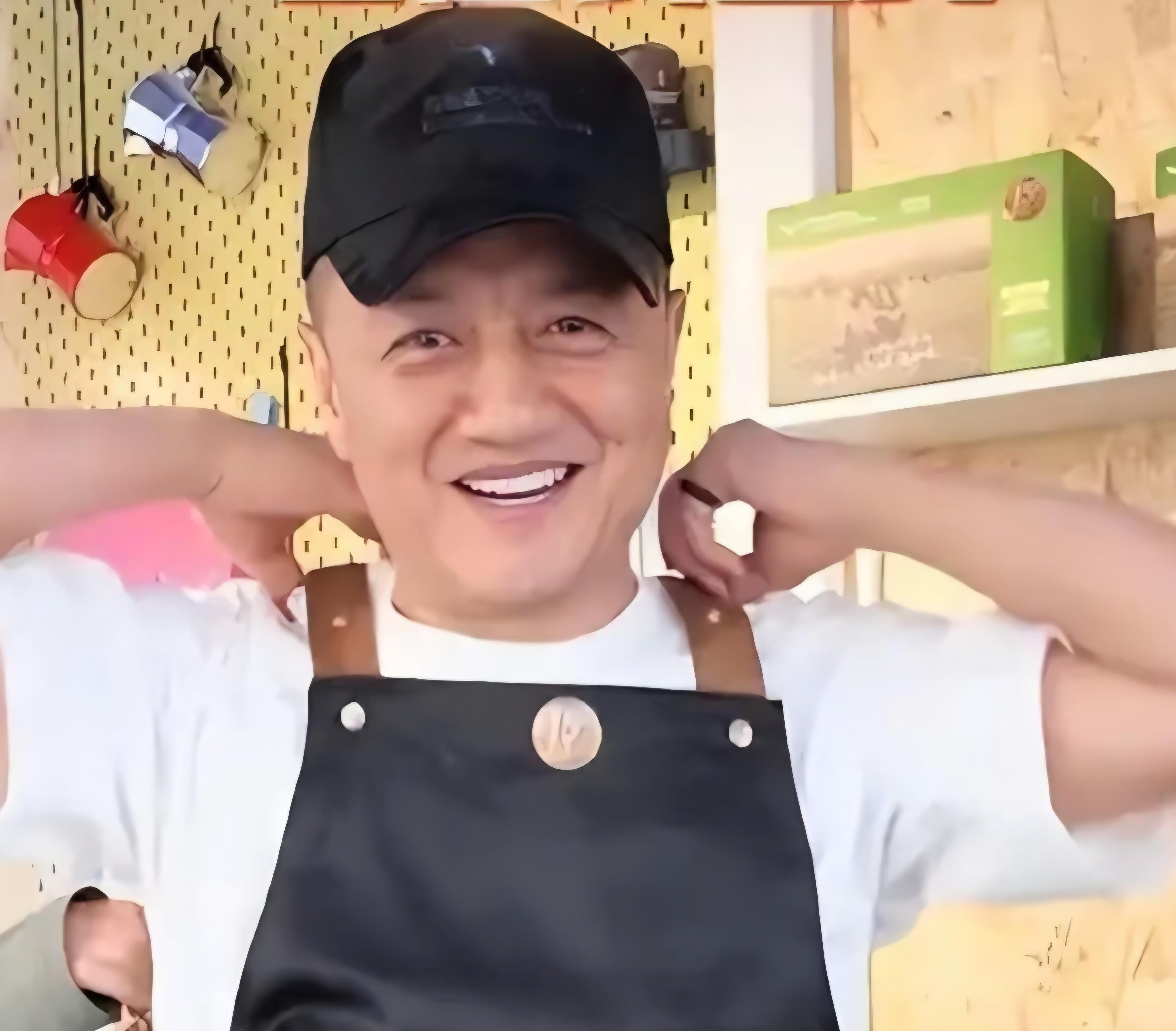 原来他俩差两岁。
当年这事儿挺稀罕。
翻资料才确认，王菲是69年的，李亚鹏71年生，她比他大出八百多天，那会儿姐弟恋还没现在这么常见，不少人第一次听说都愣了神。
