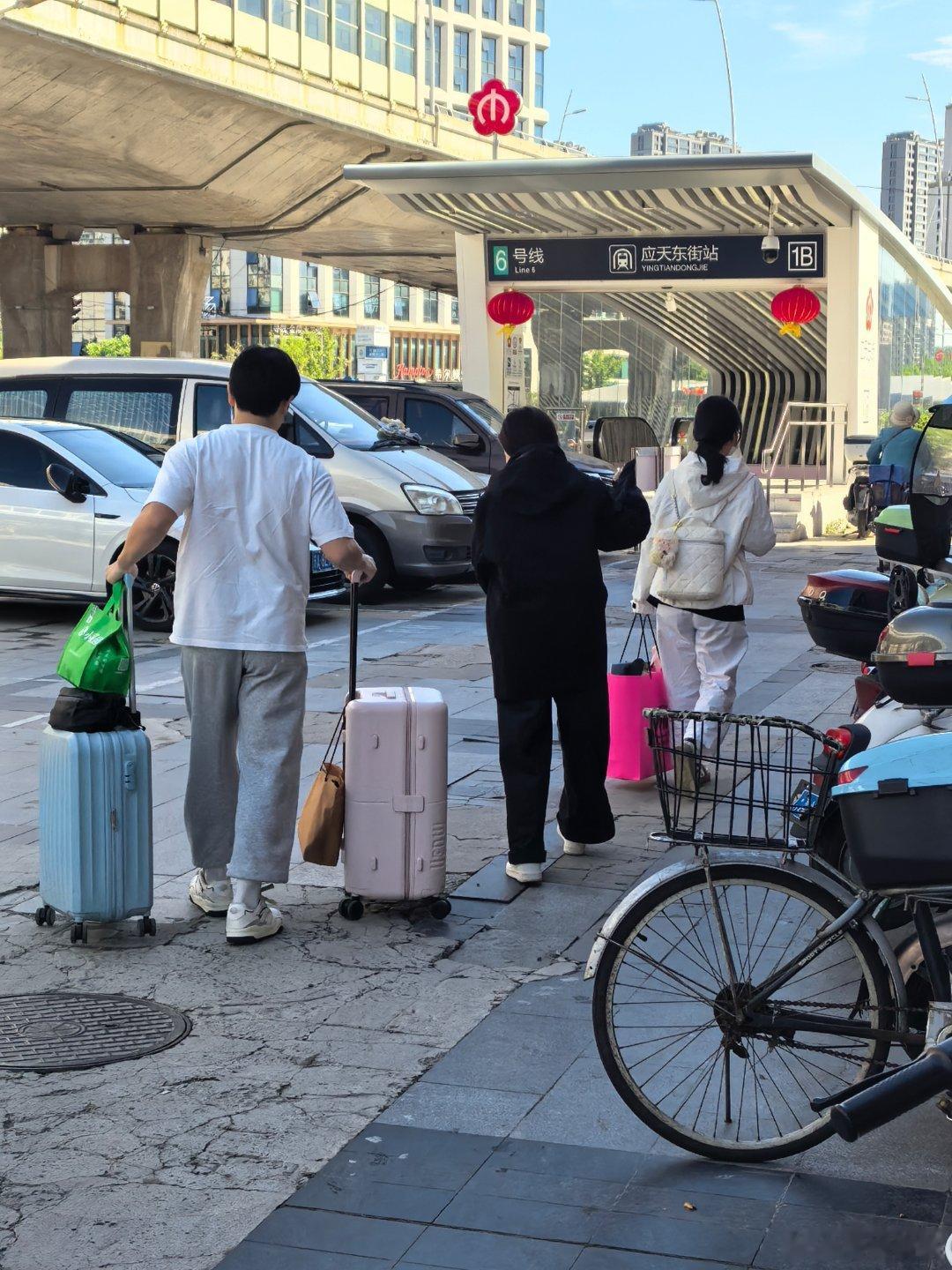 国庆假期最后一天国庆假期进入了尾声，参加华晨宇南京演唱会的粉丝陆续回家，离开南京前到老崔茶馆品尝雨花茶，并把南京特产雨花茶带回家，老崔茶馆的正宗雨花茶品质保证，专业服务，得到火星人的认可。华晨宇  ​​​