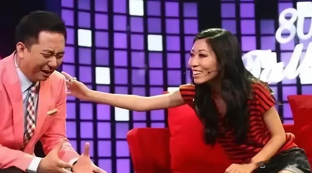 王自健曾经历过常人难以想象的恶性家暴，惨遭妻子连扇五百记耳光，卑微跪地求饶仍不被放过，还被逼双膝跪黄金耳钉致皮肉扎伤，忍到极致后搜集全套铁证，果断起诉离婚。
 
整件事的残忍程度，远超普通人对家庭矛盾的认知。没有激烈争吵的铺垫，仅仅因为几句说错的话，就招来无休止的暴力殴打。
 
那天的殴打持续很久，
