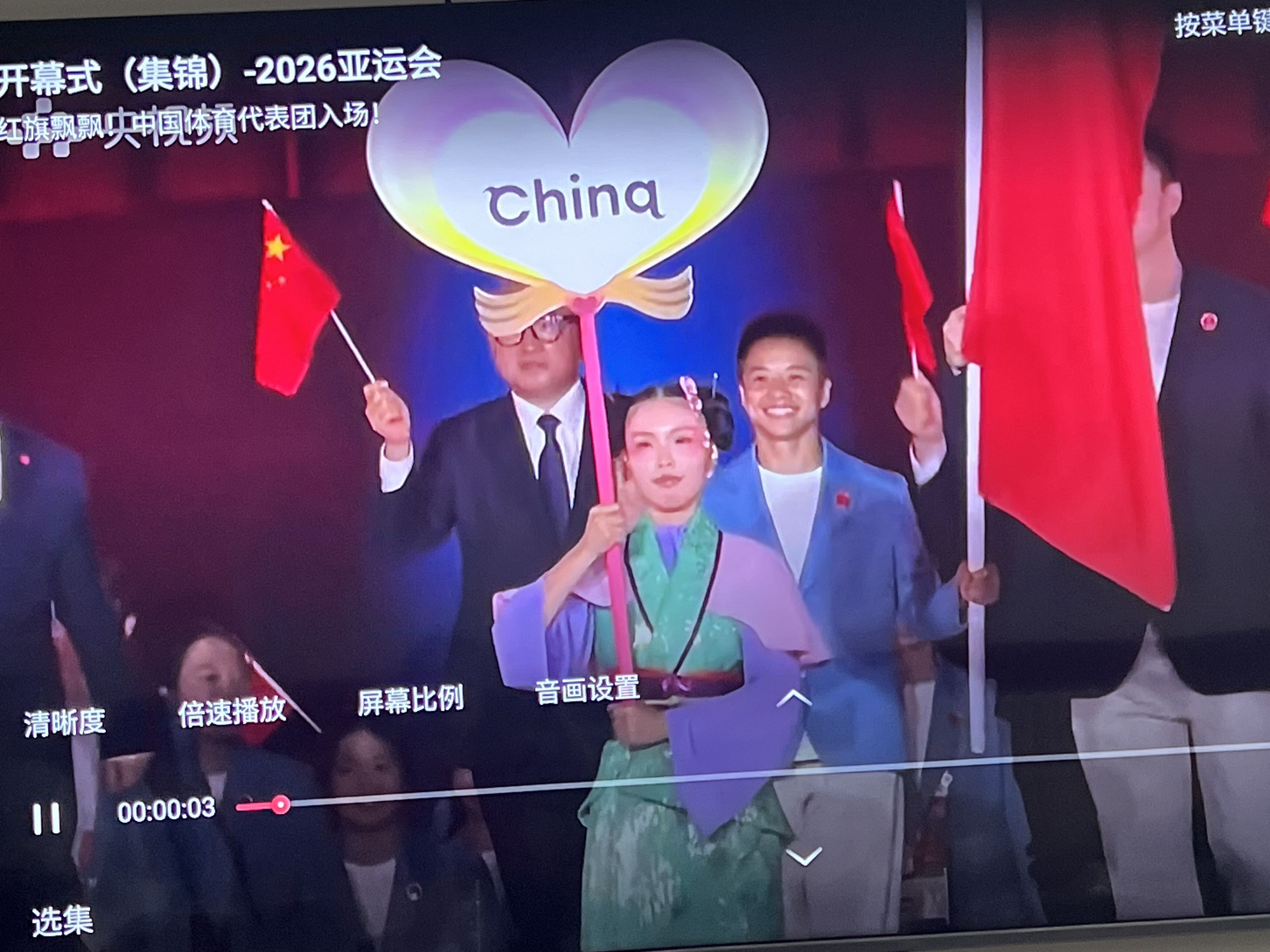 首金不在早场，也不怕——中国队第一天就教名古屋“什么叫厚度”
         前两篇我骂了名古屋的食宿，夸了王励勤坐镇。
         这篇不说场面话：9月20日，开幕后首个金牌日，31金撒出来，中国队首金不一定在最早那枪，但最稳的金，迟早落在咱们兜里。
          别人写“首金悬念”