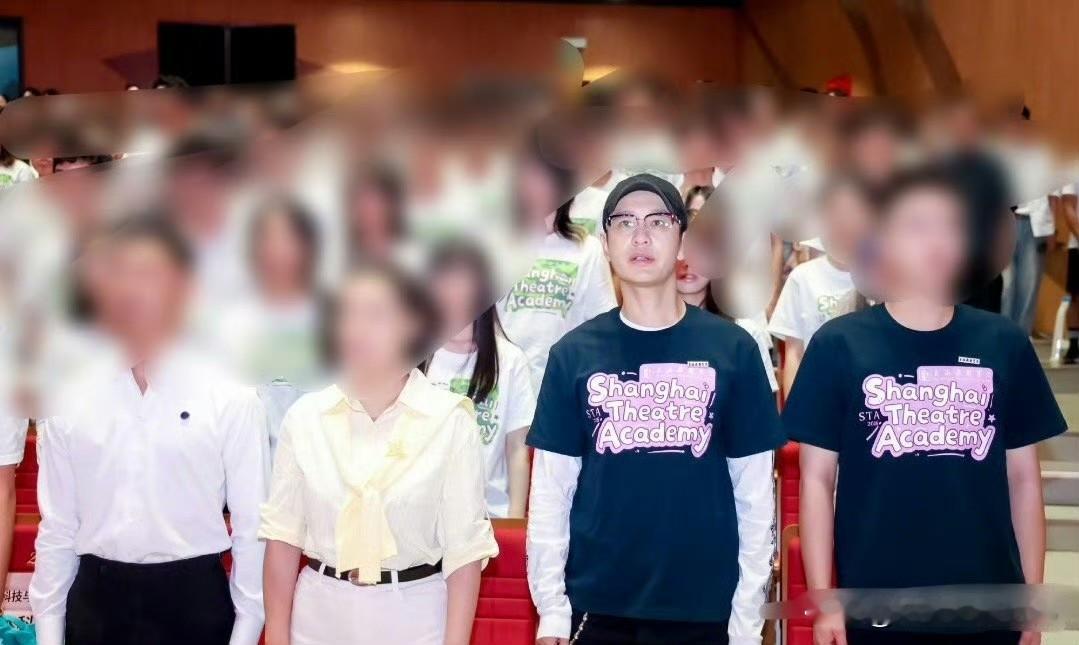 48岁黄晓明正式在上戏博士新生报到现场现身！一身简约穿搭十分低调，融入新生队伍里，几乎看不出明星身份。
经历二战备考，终于圆梦校园。褪去星光，此刻只是一名怀揣求学之心的新生，为这份坚持点赞。