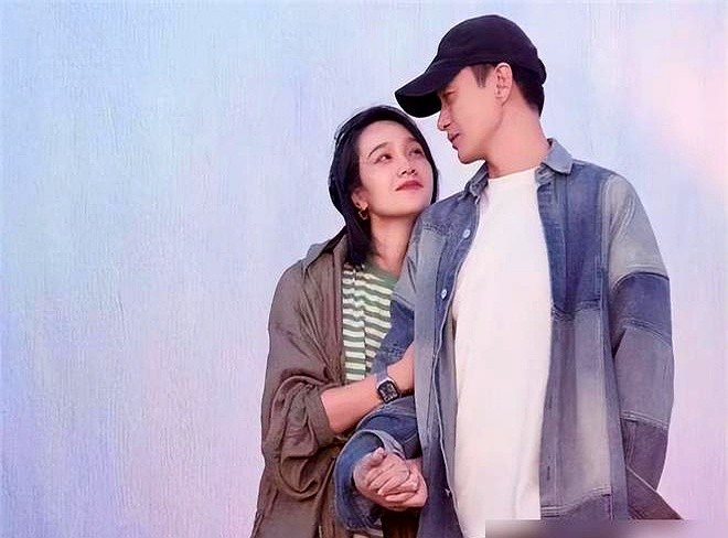 都在骂付辛博让老婆AA制，却没人提他停工十个月伺候月子。

颖儿在镜头前一句爆料，直接给自家男人钉上负心汉标签。她跟朱丹一模一样，堪称老公的头号黑粉。满屏的口水砸过来，这俩男人却全盘接下。

周一围把戏一推，提前跑去陪产。付辛博更绝，直接断了通告，整整三百天寸步不离守在老婆床前。面对非议，人家绝不甩