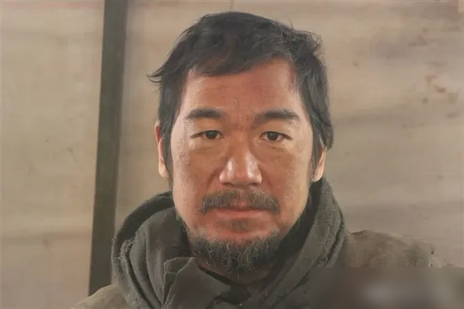 张国立一个月活活饿掉21斤，片子一上映，他却吓得要把片酬退回去。
当年拍《一九四二》，冯小刚硬砸了两个多亿。全剧组在冰天雪地里挨饿，张国立饿到发飘，结果票房惨败，华谊两天蒸发了13亿市值。
看着赔成这副惨样，张国立心里愧疚，主动找导演退钱。冯小刚却彻底急眼了，硬怼回去：观众不是我的上帝！
掏心