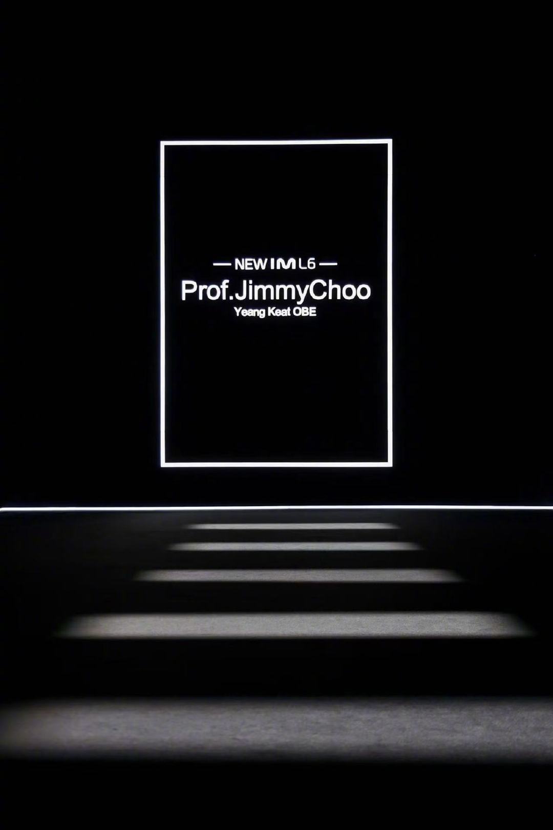#中国新能源的审美开窍了##全球首款Prof.JimmyChoo联名车# 看完全新⼀代智己L6 Prof. Jimmy Choo⾼定限量版，终于见识到什么叫真正的深度联名，不是简单贴个logo完事！星璨晶辉水晶标识、⾼定蓝专属签名卡钳、凝光贝母饰板三大Prof. Jimmy Choo专属高定符号贯穿整车，把红毯高定工艺落到汽车的每一处细节，妥妥一台可以开上路的移动高定单品！颜值之外也没有丢掉硬核底子，全线控底盘、强三电实力在线，美学与科技双向拉满，能感受到中国新能源正在跳出工具属性，认真做原创审美输出！