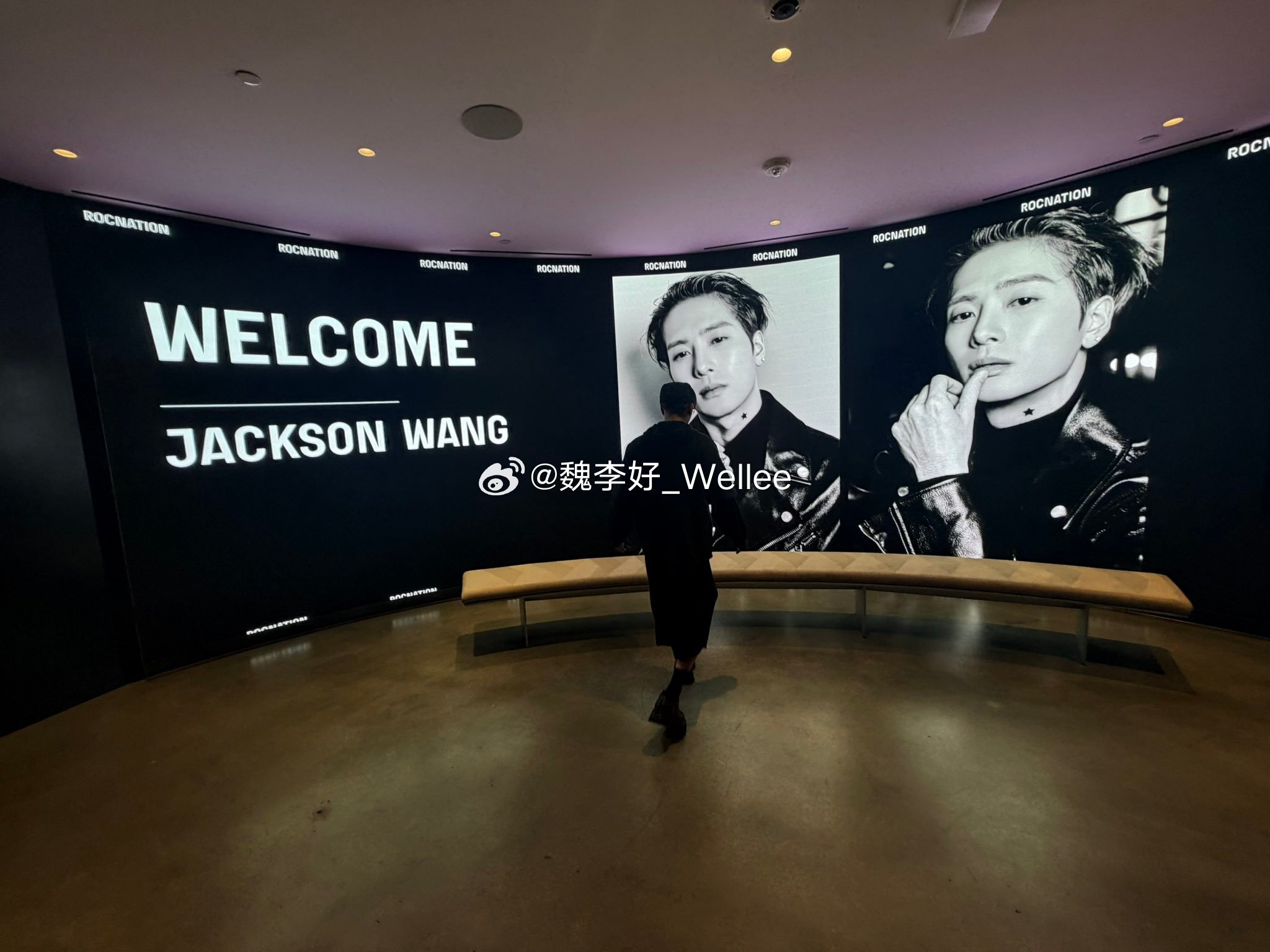 #王嘉尔签约Roc Nation#
好早好早之前嘉尔就在说所有的东西都要重新设计安排，包括也会签新的经纪公司。

我那时候就在想，他之前好几次发布新歌音源都被提前泄露，让他很失望，或许他会成立新的工作室，一定要好好帮他发行音乐，做专辑。

没想到这次居然签了这么大的一个公司，查了一下，旗下艺人有R ​