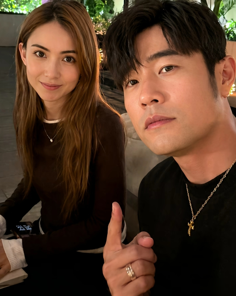 周杰伦写歌卡壳，把自己关进工作室，昆凌没敲门，切了盘水果放门口就走了。
这就是他们婚姻的真相。昆凌失眠筹备电影，周杰伦递杯热牛奶，放爵士乐，坐旁边不说话。两人吵架，管孩子的事，半小时准和好。昆凌说，最重要的能力是能接住对方，一人一半，完全接得住。
周杰伦出道25周年发文，昆凌评论区补刀：你忘了写