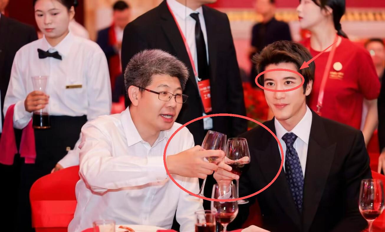 王力宏这人，我是真没看懂。
说他大牌吧，他一点架子没有。
但你知道最绝的是什么，他跟人碰杯的时候眼睛在走神，手却记得把杯子往下压一截，杯口低过对方，动作自然得跟呼吸一样。
我见过太多人碰杯了，杯子举得比谁都高，嘴里说着客气话，手是一点不让。还有人看人下菜碟，领导来了杯子低到桌底，跟平辈喝就随便一抬。
